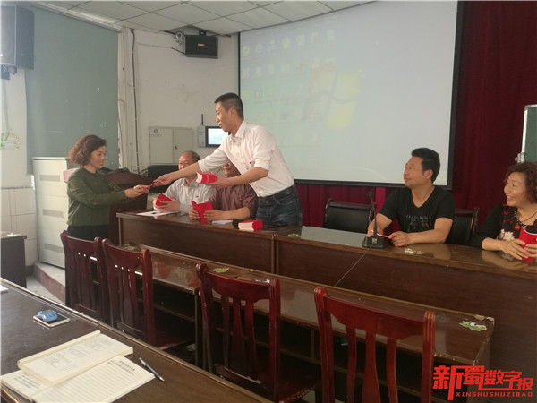 雷波县城关小学组织党员集中学习新《党章》