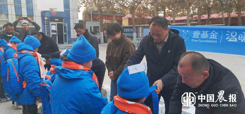 喀什安徽商会携手爱心企业新疆智涵酒店管理有限公司为英阿瓦提村40名儿童捐赠温暖包