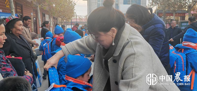 喀什安徽商会携手爱心企业新疆智涵酒店管理有限公司为英阿瓦提村40名儿童捐赠温暖包