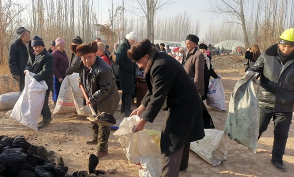 暖冬行动I喀什供销世平农业发展有限公司 三九天送温暖 解群众“燃煤之急”